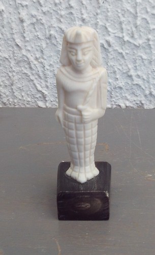 Statuette egyptienne sur socle - statuette,