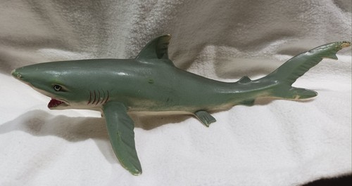 Vintage figurine requin
