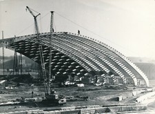 Silver Metal Construction Dome Frame Cranes Manual Workers