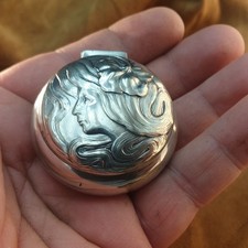 Boîte Pilulier Métal argenté Profil de femme et trèfle Art Nouveau WMF vers 1900