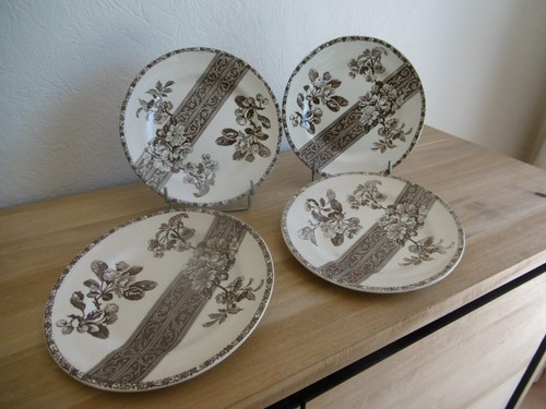 Quatre assiettes plates - assiettes,