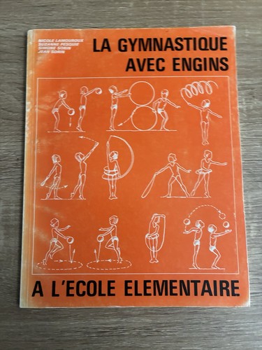 Gymnastique avec engins à - avec,