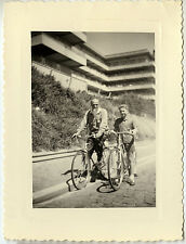 ANTIQUE PHOTO - VINTAGE SNAPSHOT - BIKE BICYCLE ARCHITECTURE APARTMENT-BIKE