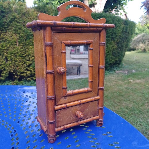 Jolie ancienne petite armoire