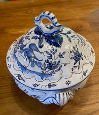 Soupière en faïence Moustiers décor d'oiseaux bleus & fleurs made in France XXe