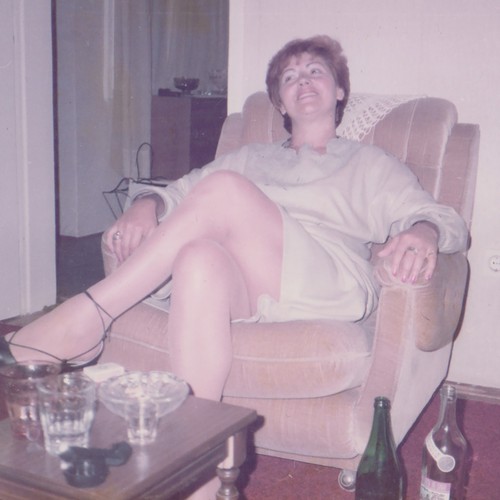 Belle jeune femme - , en