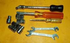 OUTILS EN METAL AVEC DIFFERENTES CLES ET TOURNEVIS  TYPE LAURAVIA POUR JEEP ,DOD