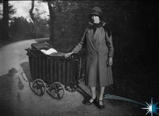 NEGATIF  ORIGINAL- 4X5 - Femme & Landau Ancien -mode d epoque accessoire enfant