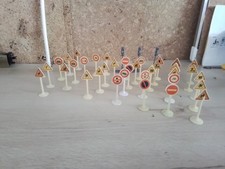 HO SCALE. 35 SIGNS AND 3 PLASTIC TRAFFIC LIGHTS. LOT 