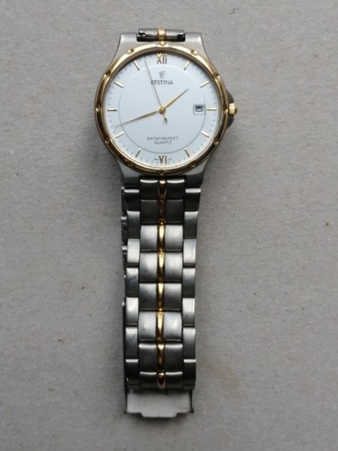 Une montre festina a - montre,