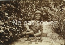 ENFANT vers 1900 avec jouet