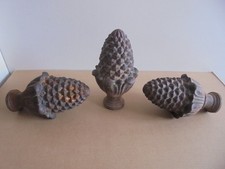 3 Anciennes Pommes de pin en