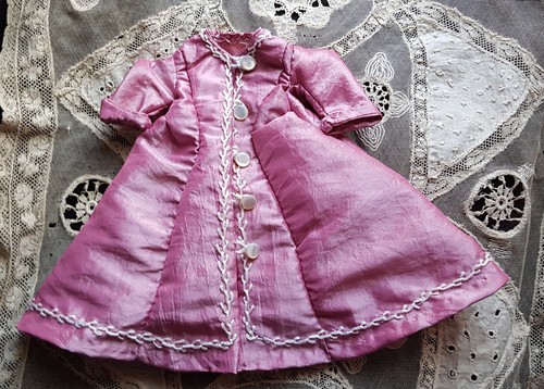Jolie robe pour petite poupée