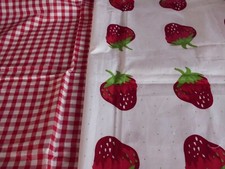 coupons tissu   " grosses fraises   "    +  vichy rouge 