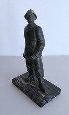 Sculpture en régule d'un pompiers en tenue - Ecole française du XXème