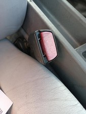 Attache ceinture avant droit