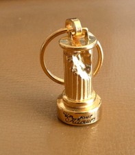 Porte clé 3D Colonne Antiquité Un Jour Ailleurs Mode Vêtement Parfum.