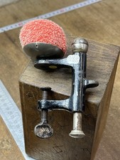 Coussin À Aiguille.  Pince