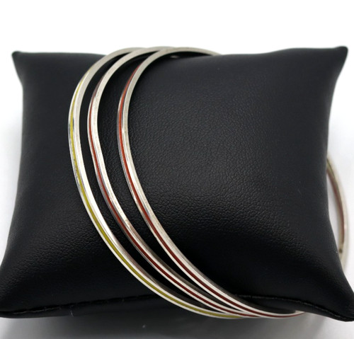 Trois bracelets rigidés - trois,