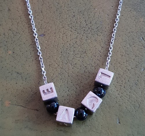 Collier ras cou - cou, en