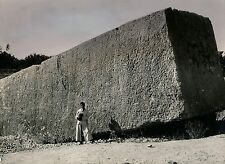 LIBAN c. 1950 - stone block size Baalbek column - Ph. Galloway - DIV 10053