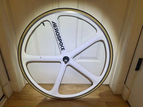 Aerospoke wheel tire white - tire,