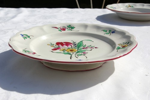 Assiette sur pied plat de - pied,