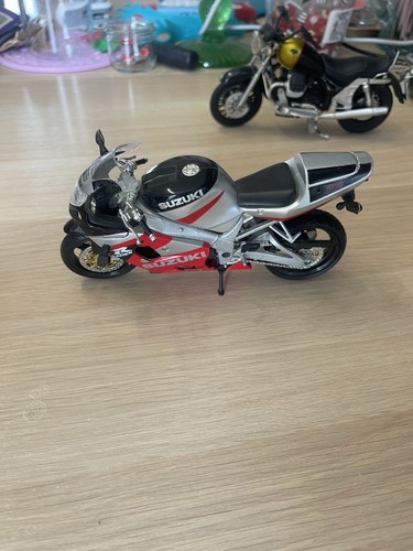 Suzuki gsx r750 - 1:12, Échelle