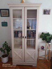 salle à manger  comprenant un buffet avec glace + vitrine + table ronde +chaises