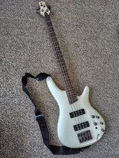 Guitare basse électrique