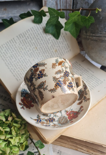 Ancienne tasse sous - et,