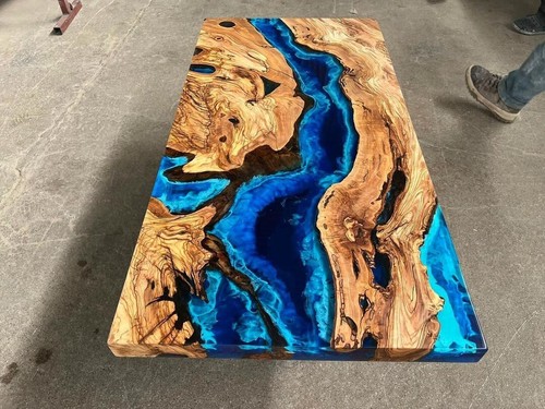 Table époxy bleue pour manger