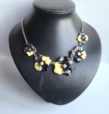 Collier en métal laqué