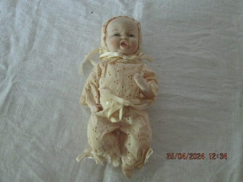 Ancien poupon porcelaine - ancien, signe