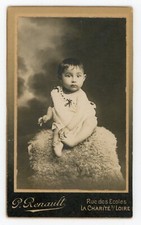 PHOTO CDV Renault at La Charité sur Loire, a child sitting on sheepskin