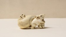 Ancien Netsuké en os sculpté deux Rats portant un gros sac Japon Époque Meiji
