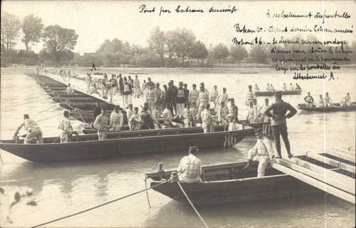 Pont par bateaux sur - , le