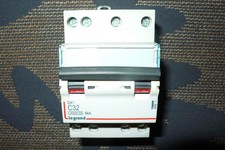 DISJONCTEUR TETRAPOLAIRE 32A