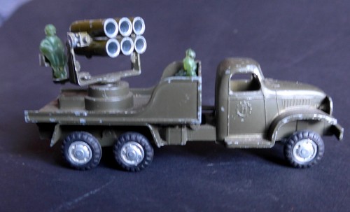 Camion militaire lance fusées