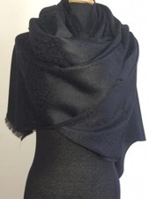 Châle noir élégant pur