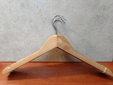Cintres en bois naturel avec