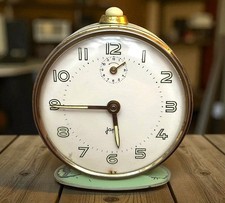 JAPY. | Réveil mécanique "Vintage", vers 1950, vert-céladon.