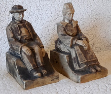 anciens serre livres de bibliothèque couple breton en plâtre patiné M. Marron