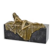 UN BRONZE SSCULPTURE FEMME NUE SUR TAPIS SUR UNE BASE EN MARBRE