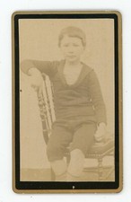 PHOTO CDV circa 1880, a boy poses sitting on a chair Napoleon sailor suit