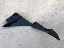 UN CARENAGE DE FLAN DROIT NOIR