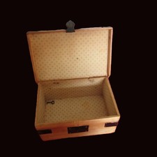 old trunk or box for doll: 28.5 x 19.5 x 13 cm + key. in good condition