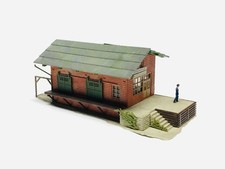 Petit Hangar à Marchandises avec un Personnage - Faller - Maquette - Echelle HO