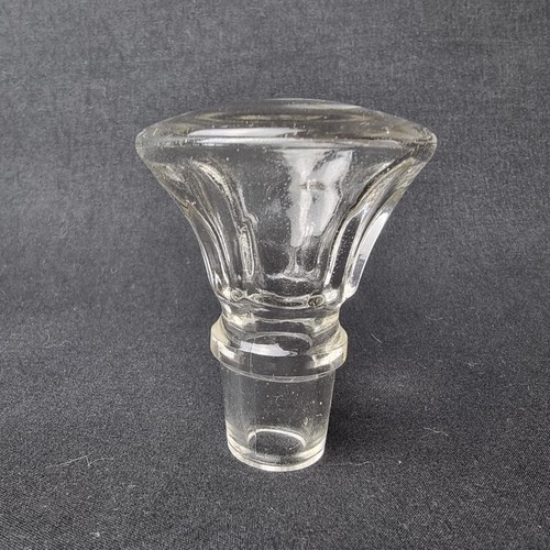 Bouchon ancien verre moulé - bouchon,