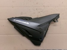 Cache latéral droit pour